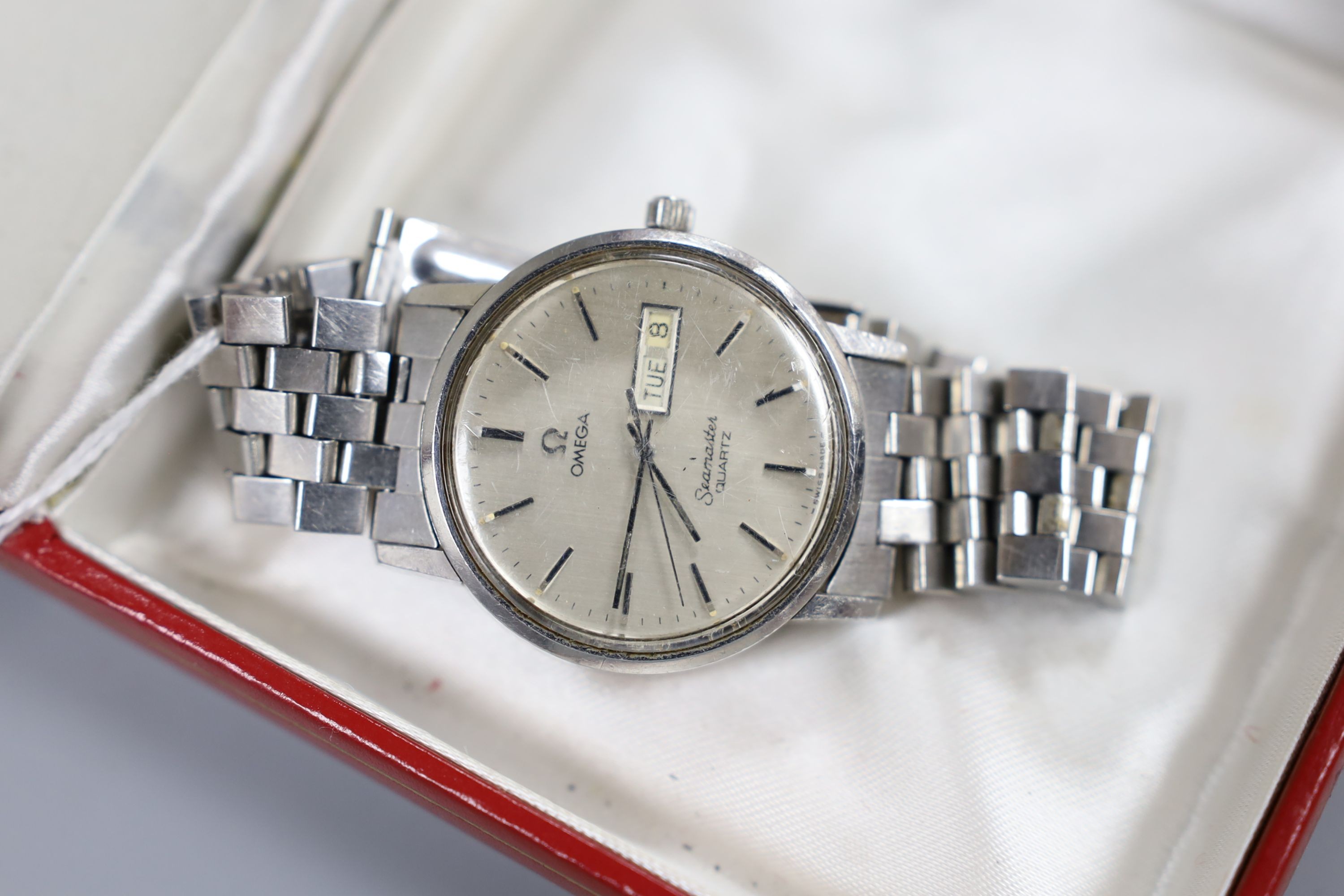 A gentleman's stainless steel Omega Seamaster quartz wrist watch, on Omega bracelet, with two Omega boxes.